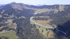 Blick zum Riedbergpass, links Riedberger Horn