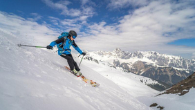 Für alle unter 18 gilt Helmpflicht auf den Südtiroler Skipisten. Foto: DAV/Silvan Metz
