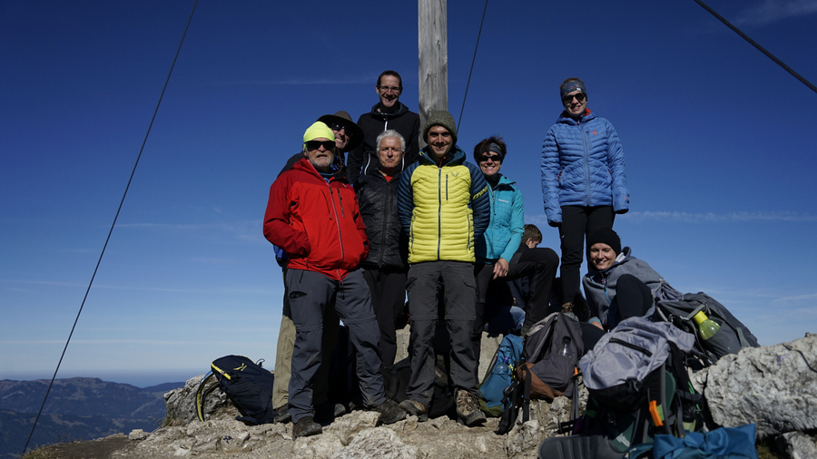 die Teilnehmer am Gipfelkreuz