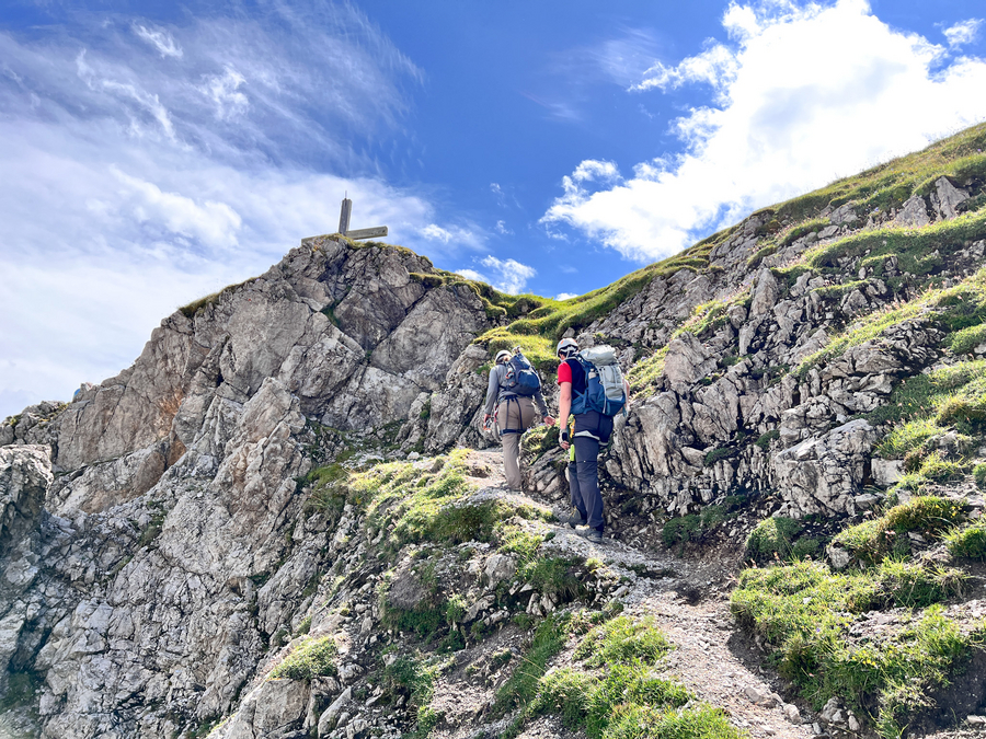 vor dem Gipfelkreuz der Wankspitze