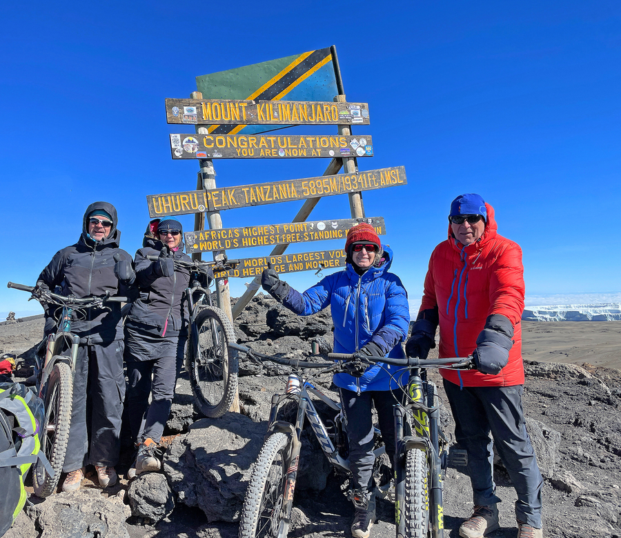 5895 Meter zeigt das Gipfelschild an – der höchste Gipfel Afrikas. Stolz posieren (v.l.) Konrad und Andrea Krötzsch sowie Sabine Müller und Gerhard Schlodder vom DAV Mindelheim für ein Foto auf einem der Seven Summits, ihrem Ziel