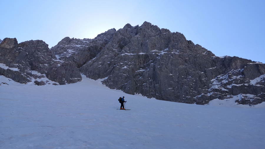 Toni und im Hintergrund die rustikale Nordflanke der Gabelspitze