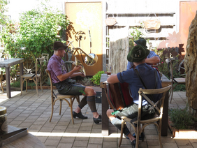 Musi bei der Einkehr im Cafè Wurms